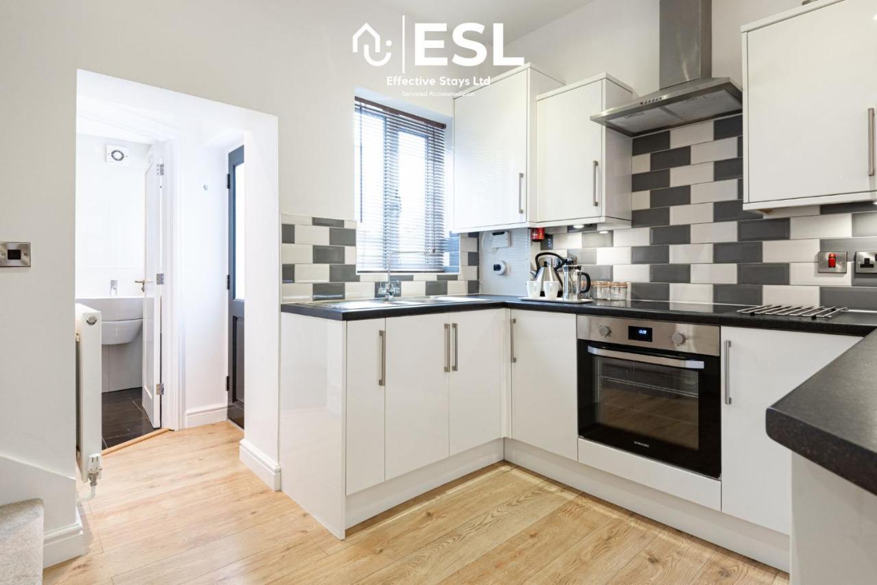 2 Bedroom Terrace Cottage, Parking, 5 Minutes Drive To Royal Shrewsbury Hospital 外观 照片