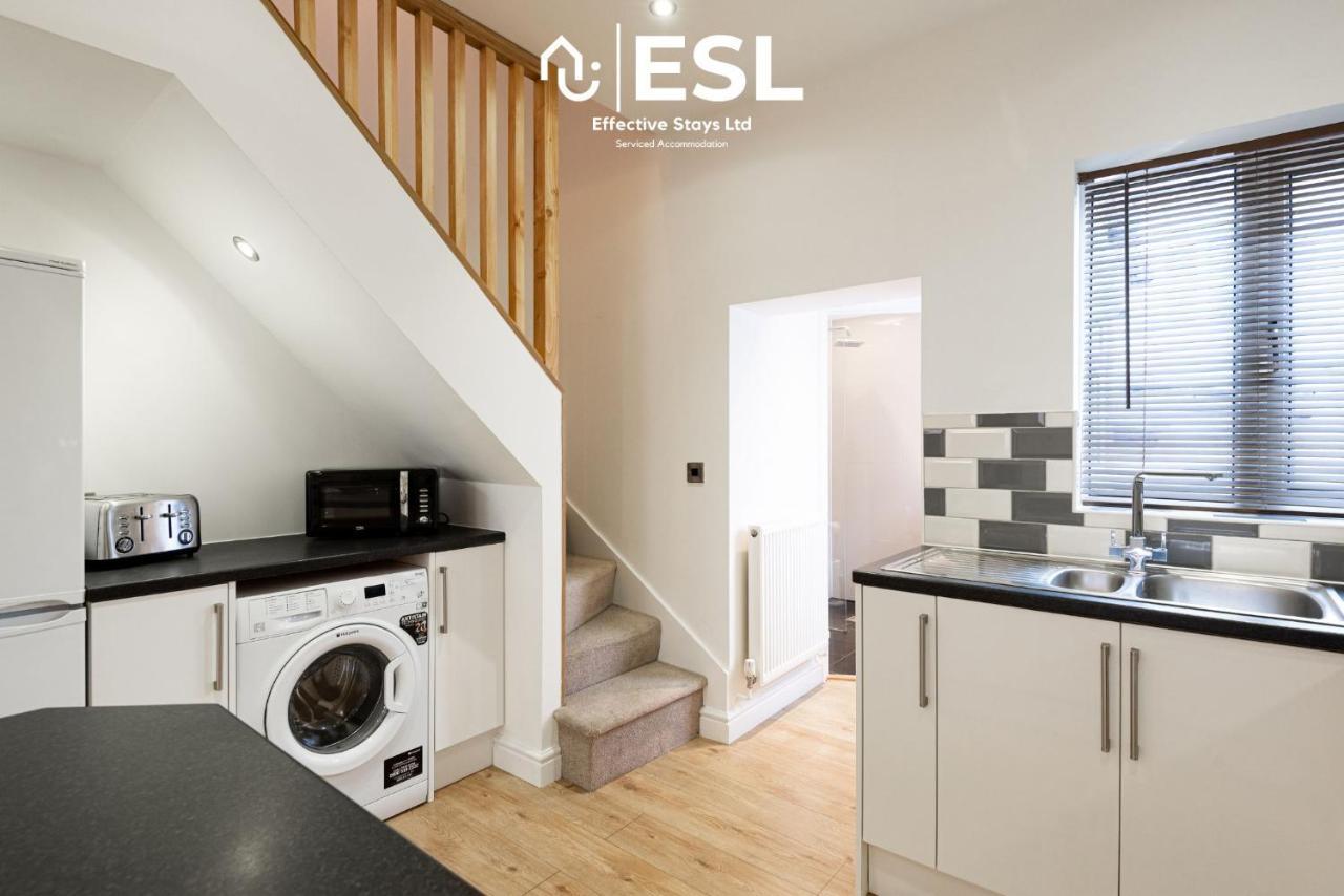 2 Bedroom Terrace Cottage, Parking, 5 Minutes Drive To Royal Shrewsbury Hospital 外观 照片